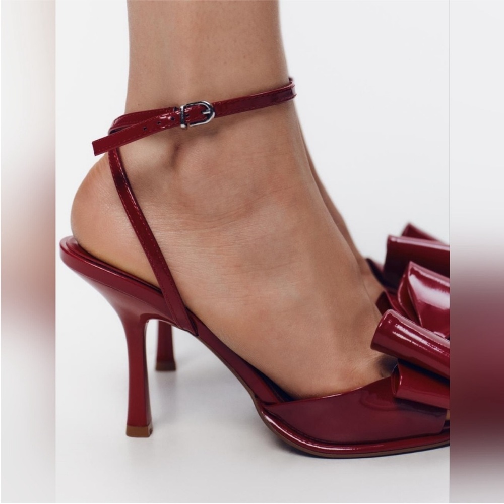 New ZARA Patent Effect Bow Sandals - Picture 3 of 7